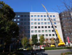 屋上への機械搬入作業